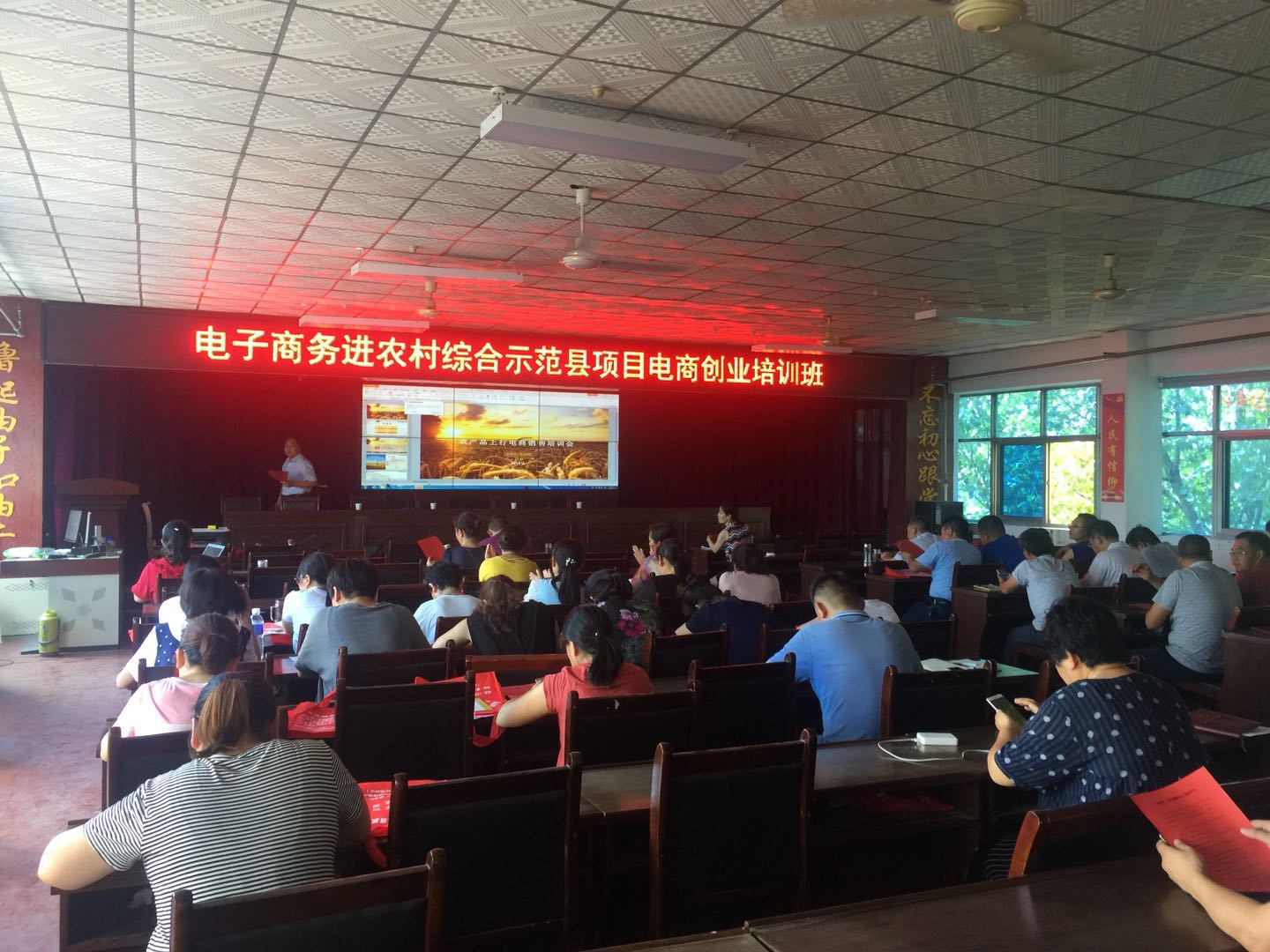 高新区含谷镇为征地农转非群众开设职业技能培训班-第1张图片-好推首码网